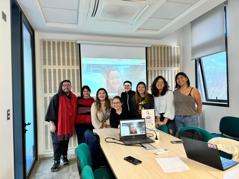 Investigadora Ainhoa Vásquez realizó taller sobre investigación con perspectiva de género en la UACh